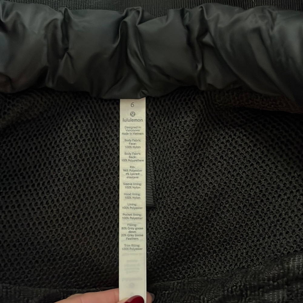 Lululemon puffer jacket. Detachable zipper hood, zipper outside & inside pockets